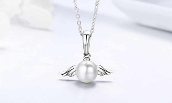 collier perle blanche en argent aux ailes d'ange