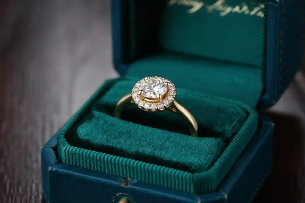 bague solitaire halo en or dans son écrin