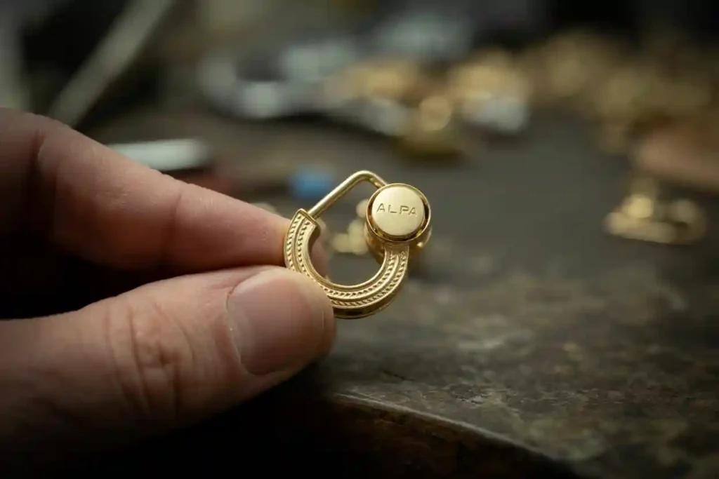 boucle d'oreille en or gros plan