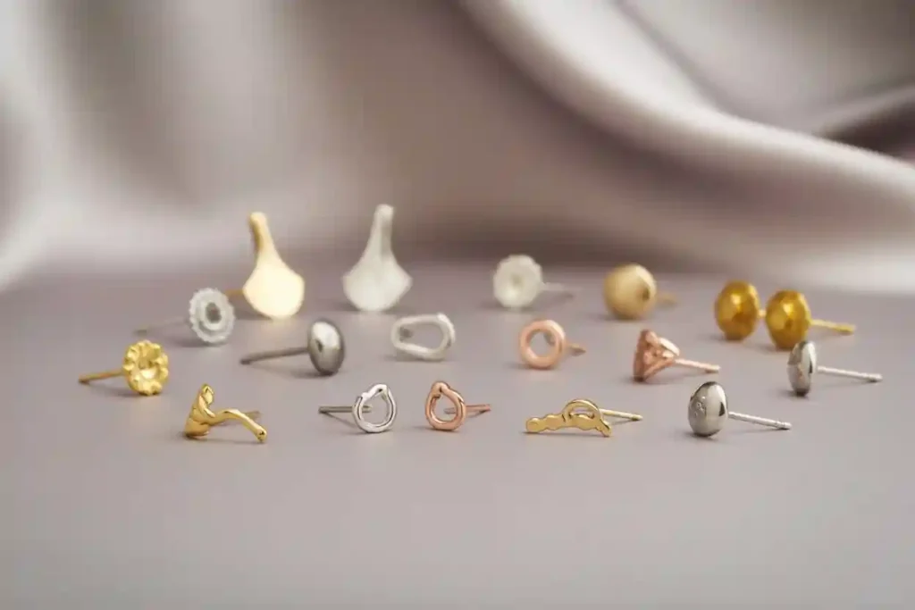 clous d'oreilles dans différentes matières