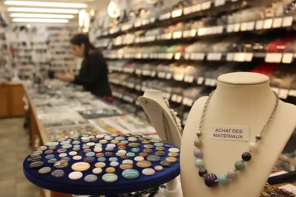 femme dans une boutique de matériel de bijoux DIY