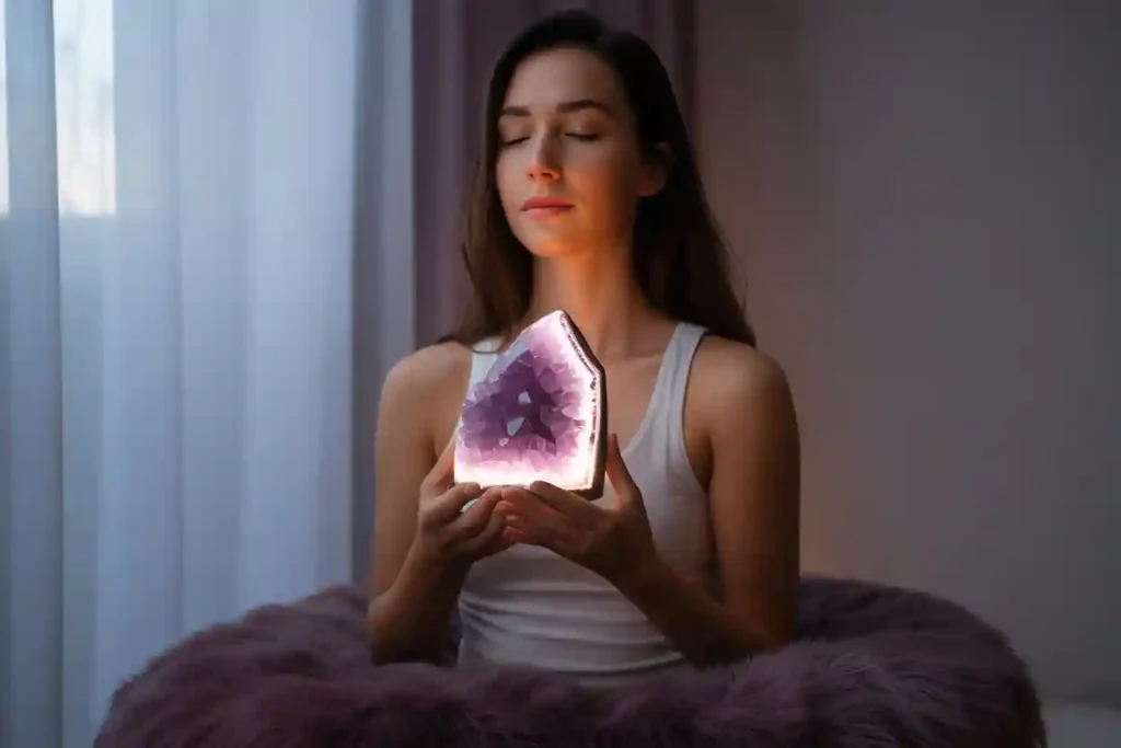 femme qui médite avec une améthyste dans les mains