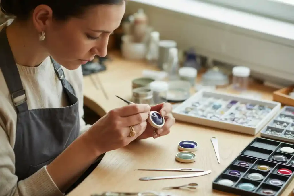 femme qui fabrique des boucles d'oreilles cabochon