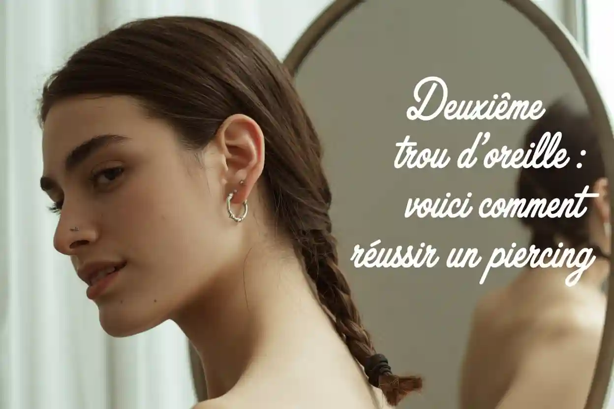 femme qui porte 2 boucles d'oreilles à la même oreille