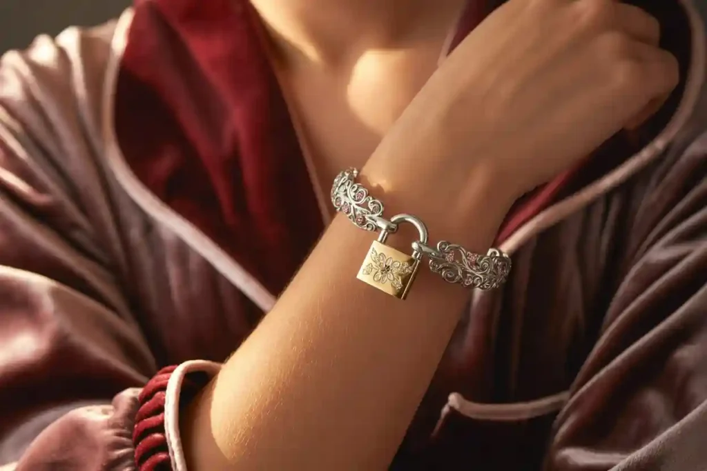 femme qui porte un bracelet avec cadenas