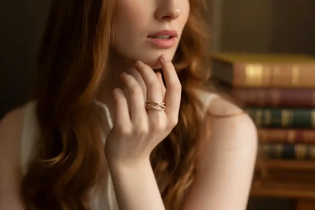 femme qui porte une bague de 3 anneaux fins entrelacés