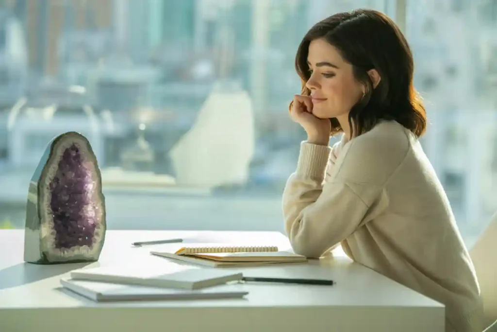 femme qui trouve l'inspiration grâce à l'améthyste