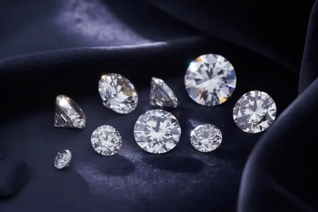 plusieurs diamants taillés