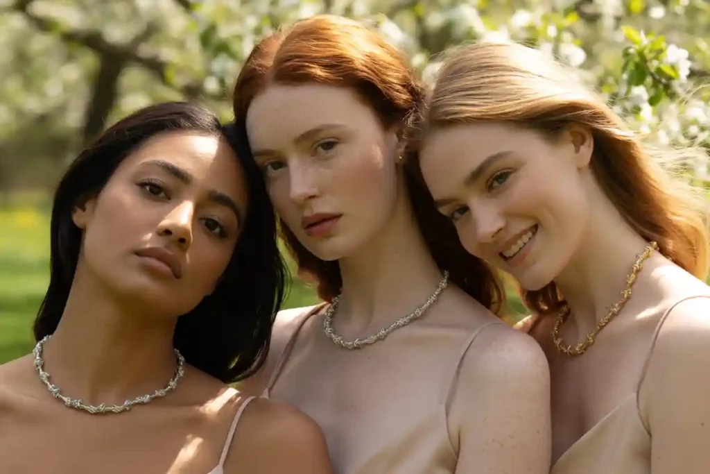 3 femmes qui portent chacune un collier en acier inoxydable - en argent - en plaqué or