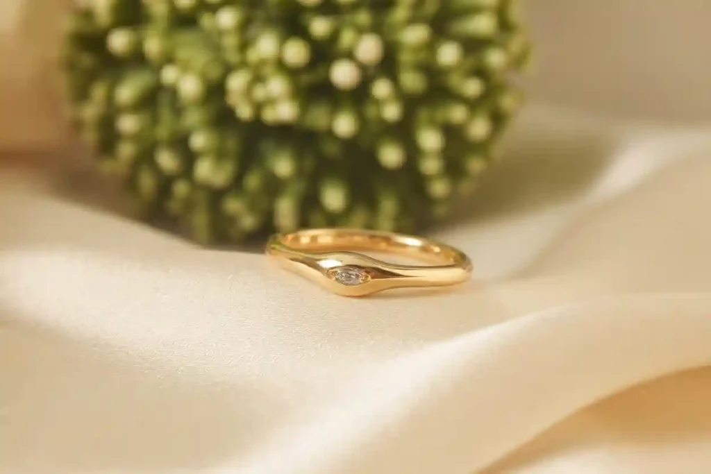 bague en plaqué or gros plan