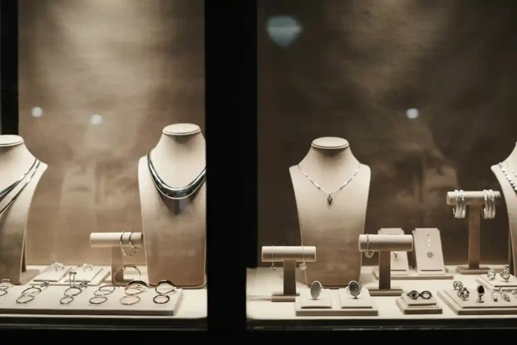 bijoux en acier inoxydable et bijoux en argent rhodié das une bijouterie