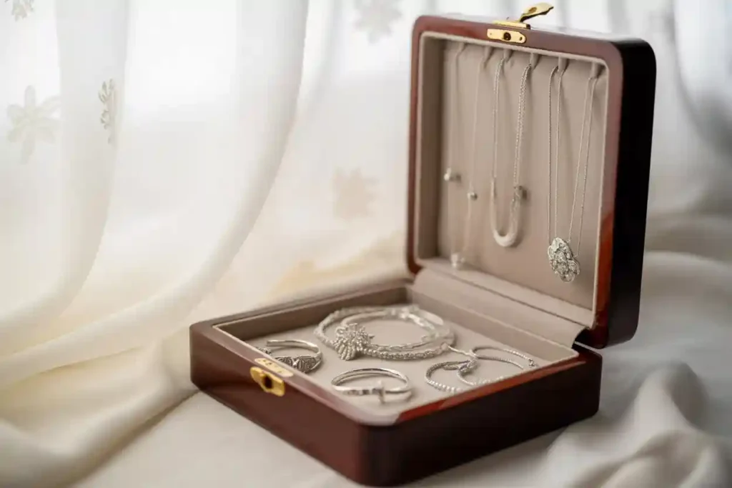 bijoux femme en argent rangés dans une boîte à bijoux