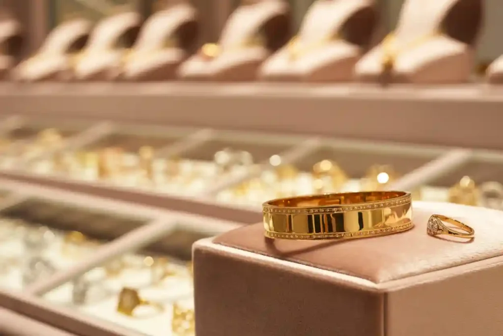 bracelet et bague en or dans une bijouterie