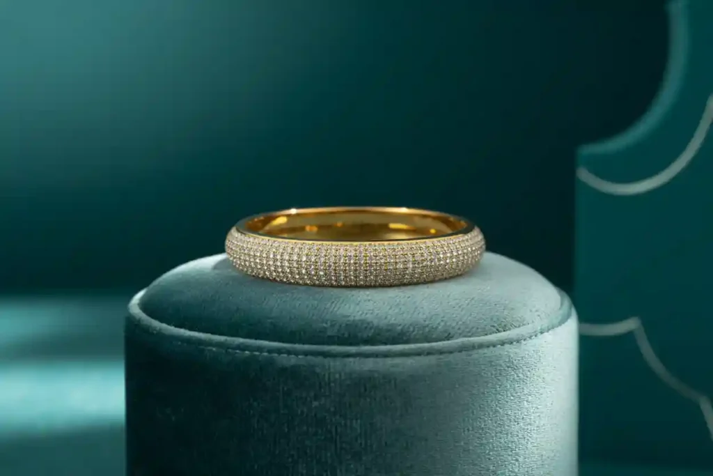 bracelet jonc plaqué or incrusté d'oxydes de zirconium