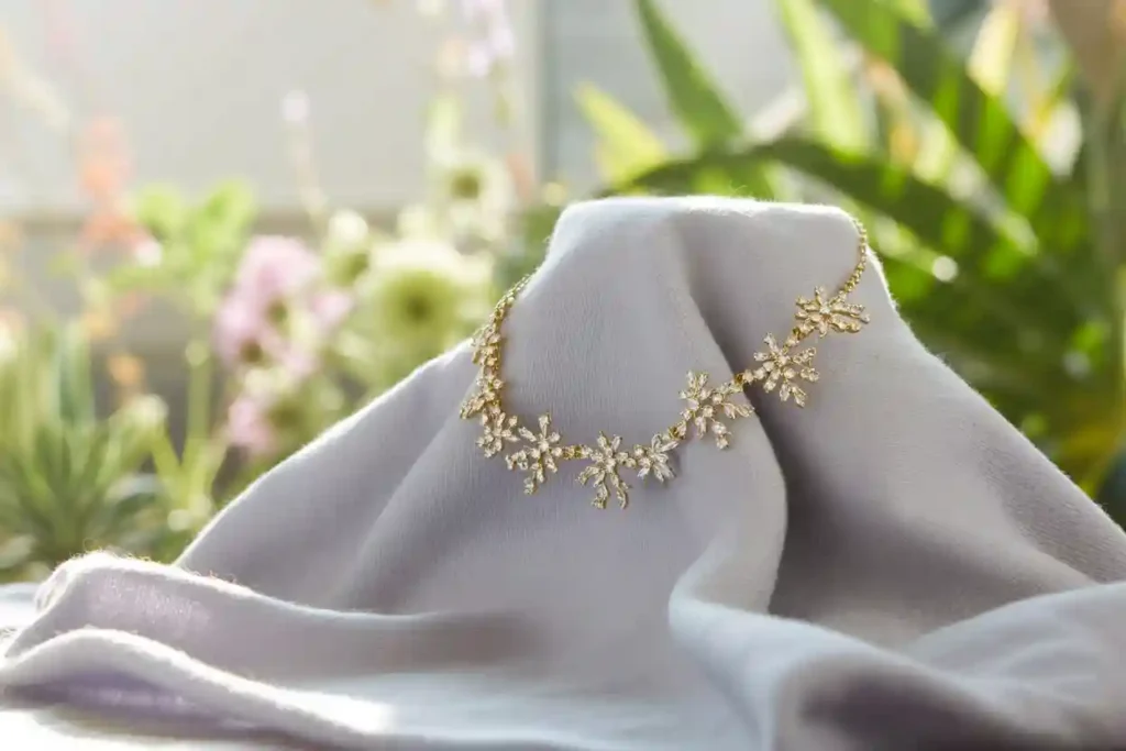 collier en plaqué or et chiffon miccrofibre