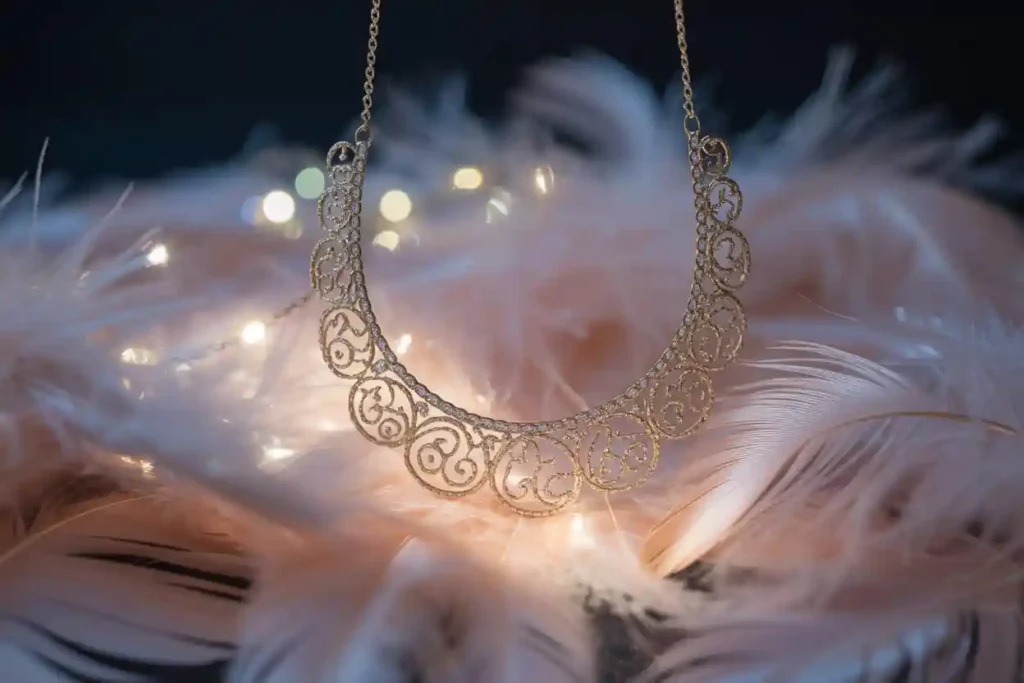 collier plaqué or artisanal sur plumes