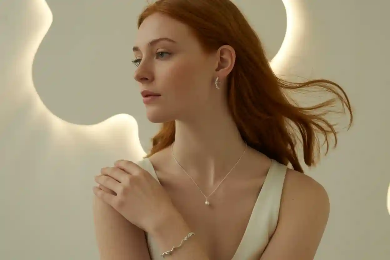 femme qui porte des bijoux en argent féminins et élégants