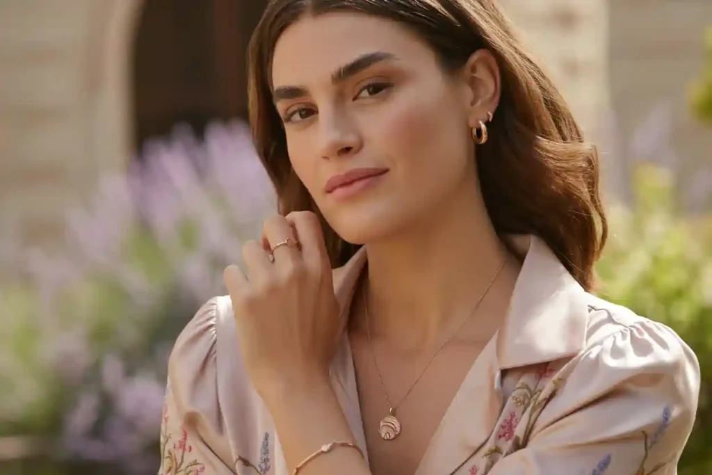 femme brune élégante qui porte des bijoux en argent rose