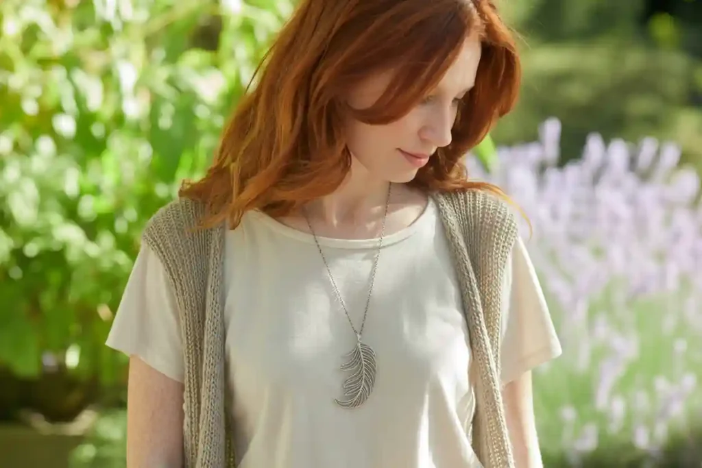 femme qui porte un grand pendentif plume