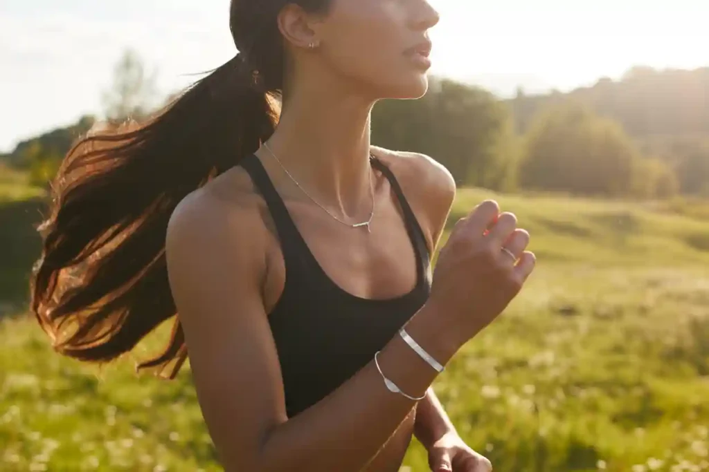 femme qui fait du sport en portant ses bijoux en acier inoxydable.