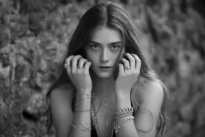 femme qui porte des bijoux en plaqué argent