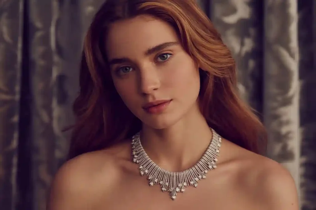 femme qui porte un luxueux collier en argent rhodié avec des pierres