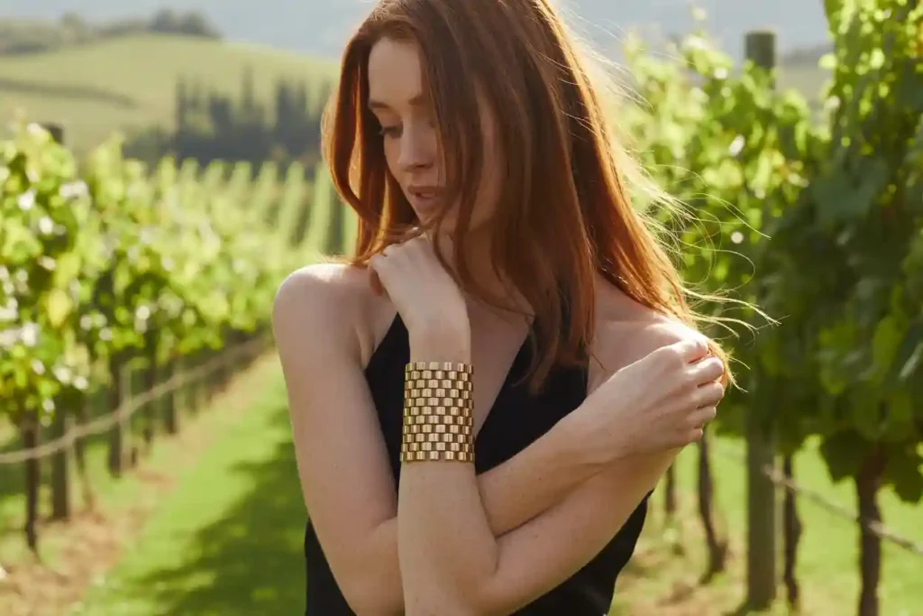 femme qui porte un très beau bracelet manchette en acier inoxydable doré