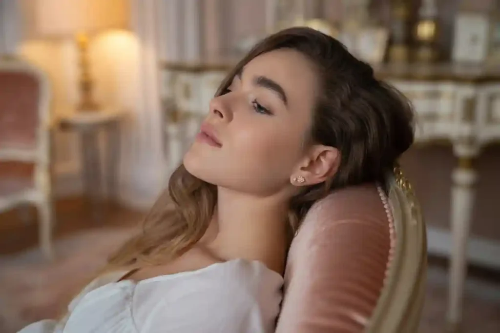 femme qui se repose avec ses clous d'oreilles