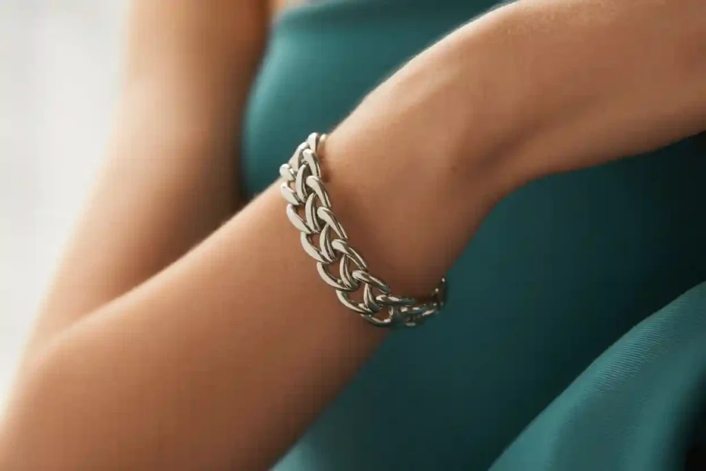 gros plan sur bras de femme qui porte un magnifique bracelet en acier inoxydable