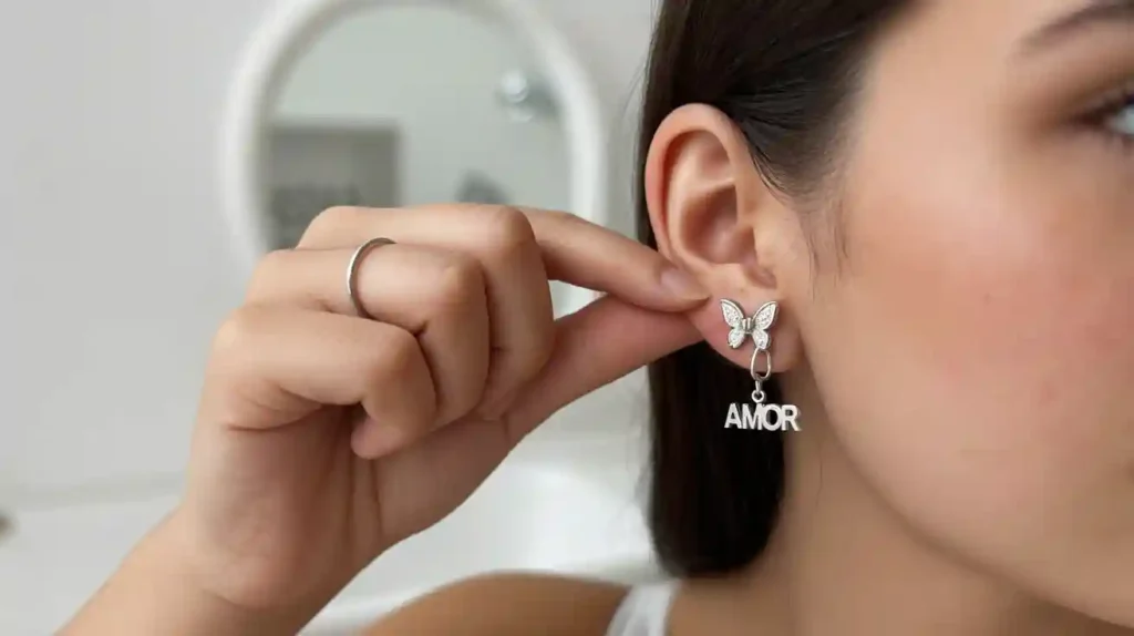 gros plan sur oreille femme qui porte une boucles d'oreilles médicales