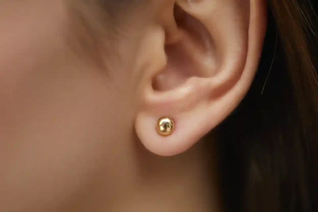 oreille avec clou en or