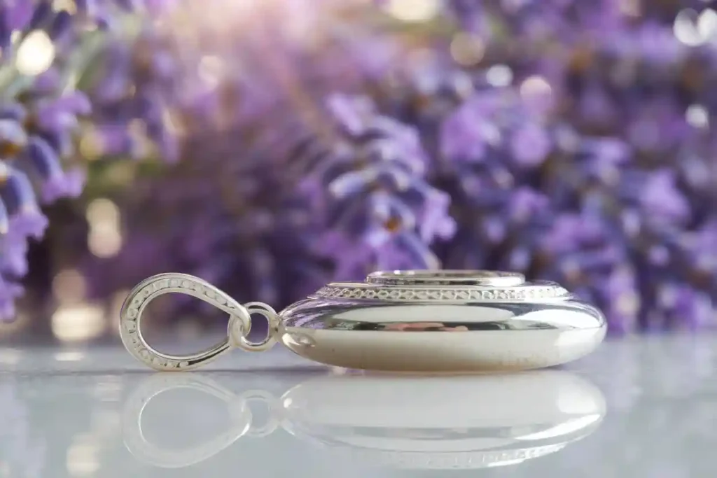 pendentif en argent rhodié avec sa bélière ouvragée en gros plan