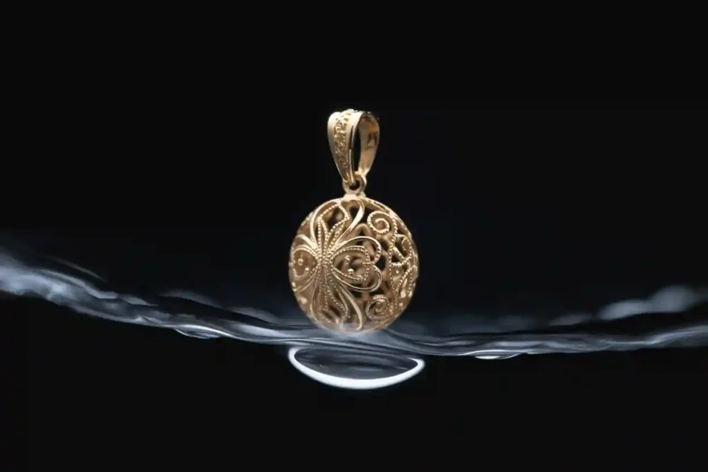 pendentif en or finement travaillé
