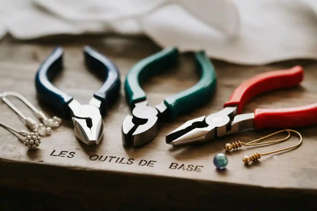 pinces nécessaires pour créer des boucles d'oreilles pendantes