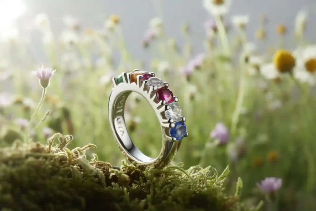 bague en argent rhodié avec des pierres fines