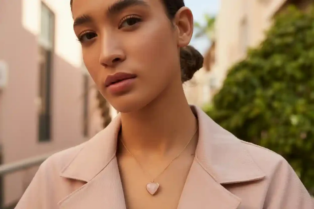 femme qui porte un pendetif quartz rose en forme de coeur