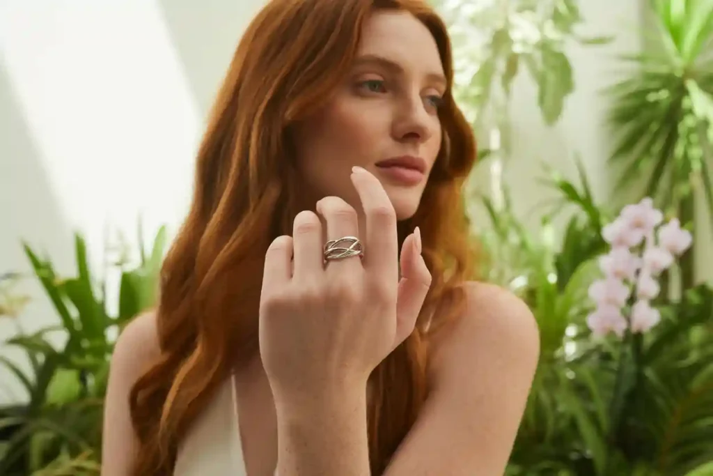 femme qui porte une bague en argent rhodié de belle qualité