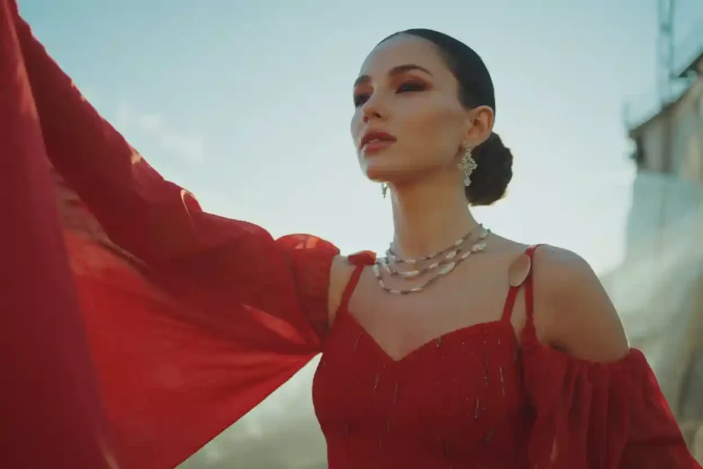 femme qui porte une robe rouge avec plusieurs bijoux
