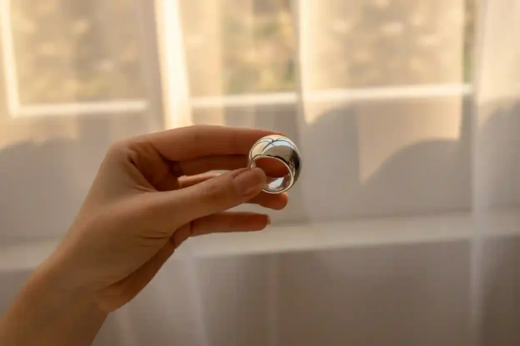 femme qui retire sa bague en argent avant de faire du sport