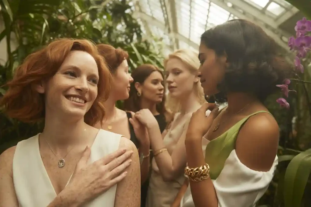 femmes qui portent des bijoux fins et délicats en or et en argent