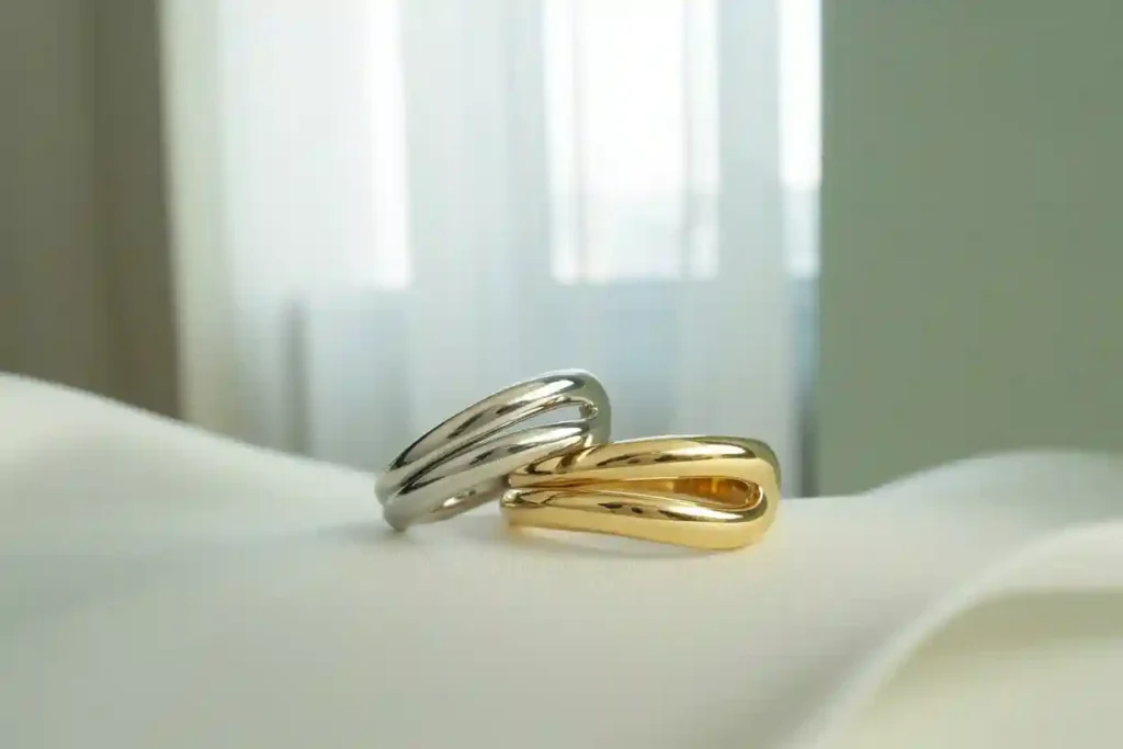 une bague en argent - une bague en or