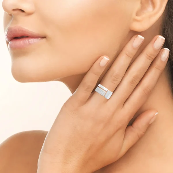 Bague large argent rhodié bande pavée de cristaux