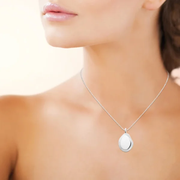 Collier contemporain argent rhodié poli entourage strié Collier contemporain argent rhodié poli entourage strié