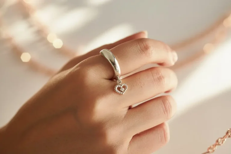bague breloque coeur en gros plan sur index