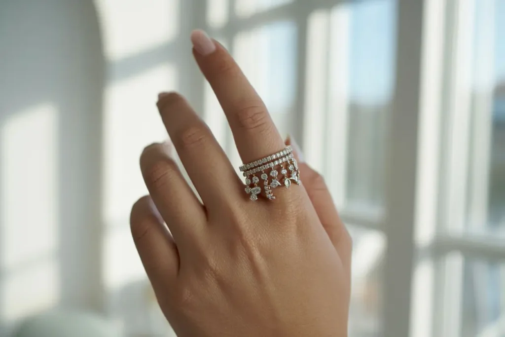 bague de plusieurs breloques empierrées