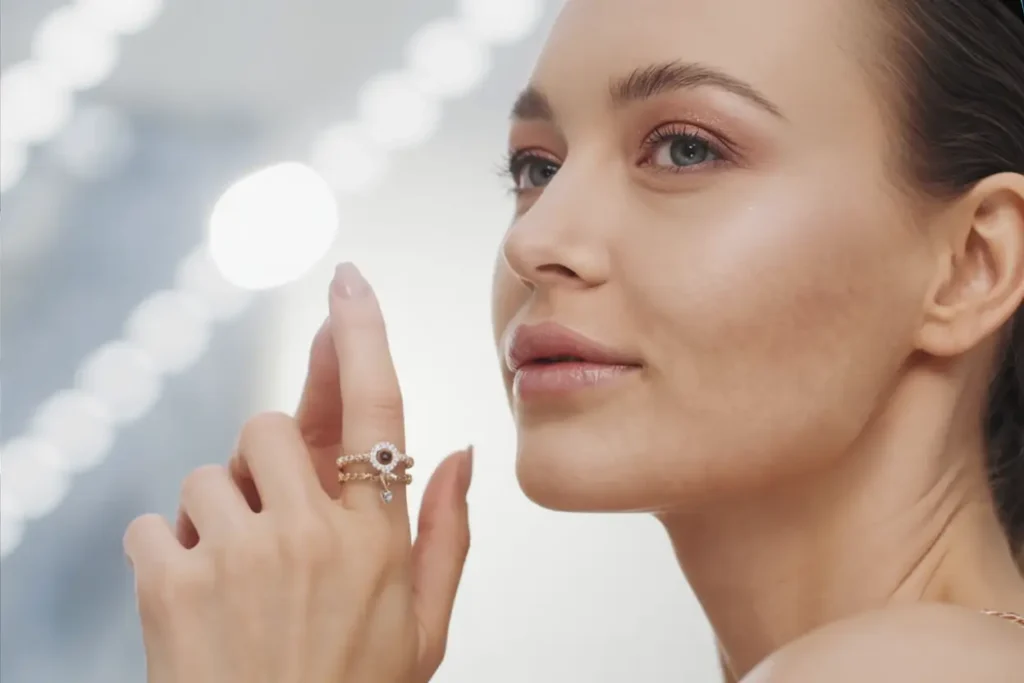 femme qui porte une bague breloque et une bague halo au même doigt