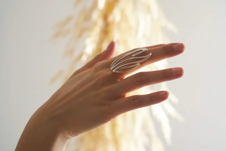 bague longue en argent sur annulaire