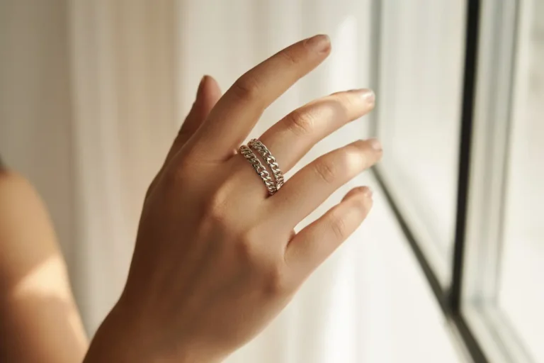 main de femme qui porte une bague chaîne