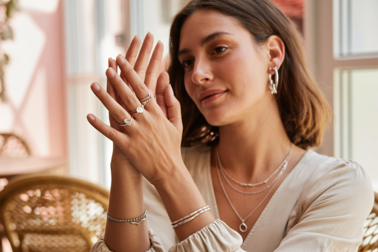 femme qui porte des bagues en argent 925