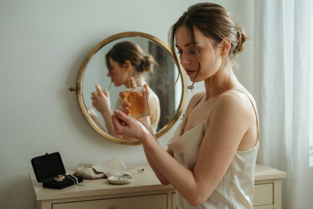 femme qui applique du parfum sur sa peau